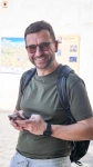 Jan Duchek se usmívající, hru hrající